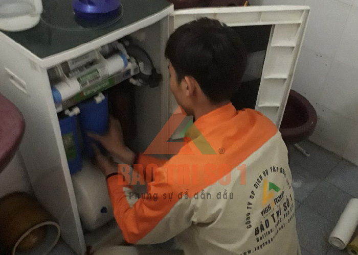 Sửa chữa điện nước tại nhà - Đội ngũ kỹ thuật viên tiến hành bảo trì thiết bị máy lọc nước