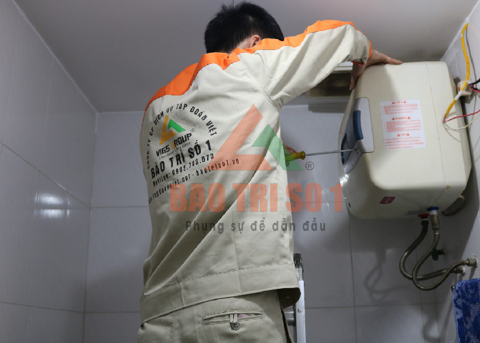 Kỹ thuật viên tiến hành vệ sinh - bảo dưỡng bình nóng lạnh tại nhà