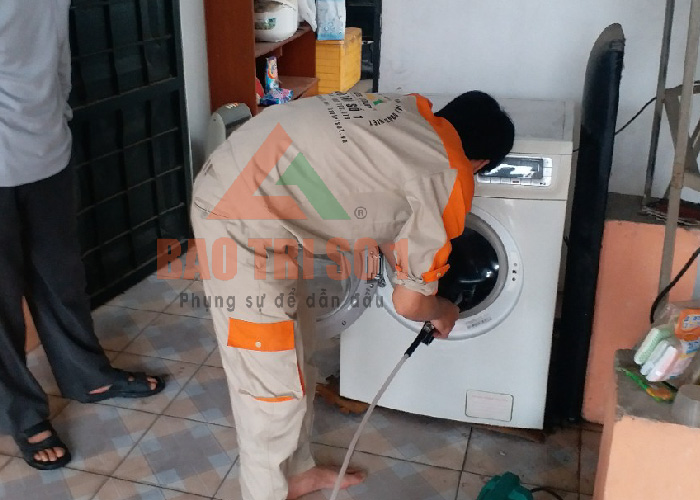 Nhân viên kỹ thuật tiến hành sửa máy giặt panasonic nội địa