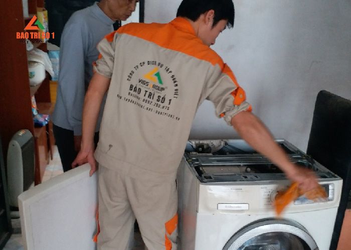 Thợ kỹ thuật sửa máy giặt không vắt cho khách hàng